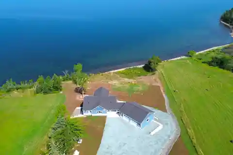 Luxury Lakeside Living: Stunning New Home Near Dundee Golf Resort - Eco-friendly, High-tech, and Under Cost!