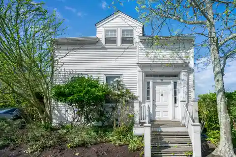Captivating Hamptons Cottage in the Charming Village of Sag Harbor