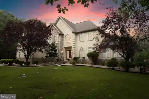 Elegant Pendleton Ridge Estate with Private Pool