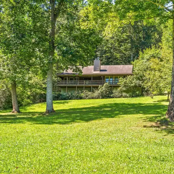 PEACEFUL SIX-ACRE MOUNTAIN RETREAT