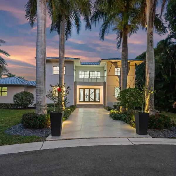 SLEEK RENOVATION MEETS PRIVATE TROPICAL RETREAT