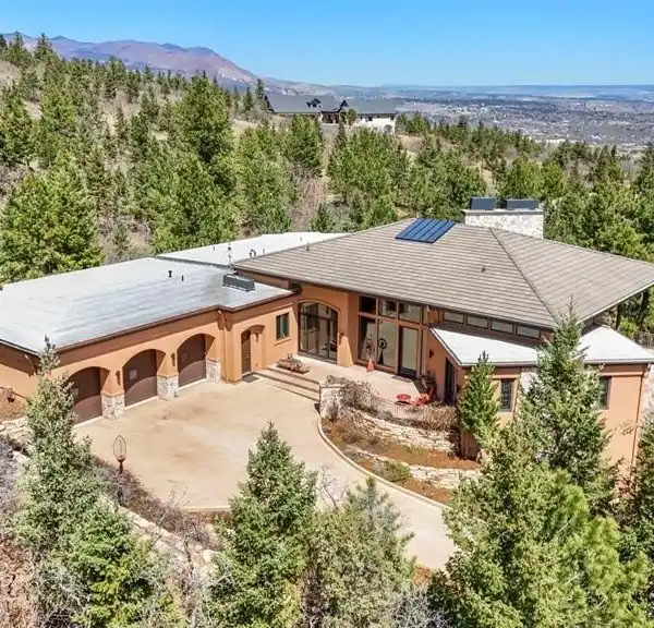 EXTRAORDINARY RESIDENCE CROWNING STRATTON FOREST