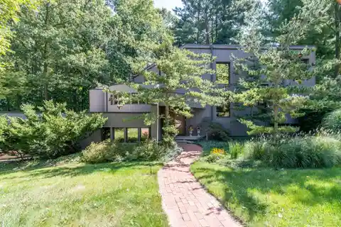 Elegant Contemporary in Upper Waterhill