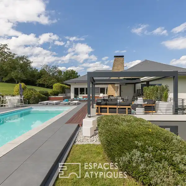 ELEGANT COMPLETELY RENOVATED VILLA