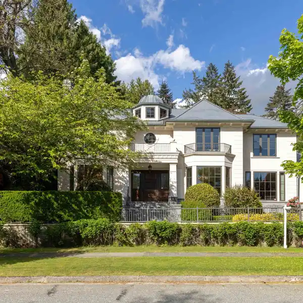 CAREFULLY DESIGNED AND CRAFTED MANSION