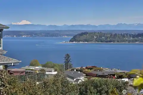 Luxury Living in Highly Desirable Spinnaker Ridge