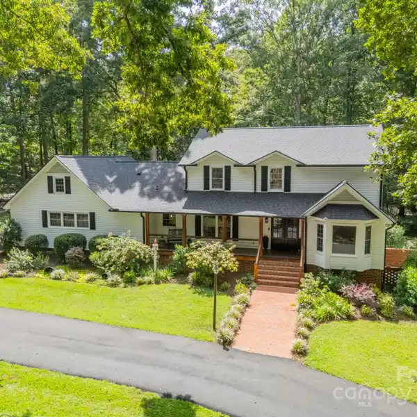 CHARMING COUNTRY ESTATE WITH MODERN FARMHOUSE STYLE