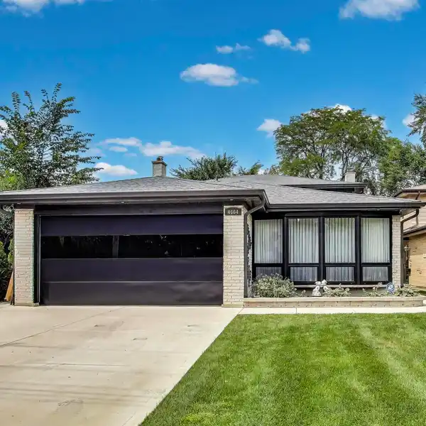THE BENCHMARK FOR LUXURY LIVING IN LINCOLNWOOD
