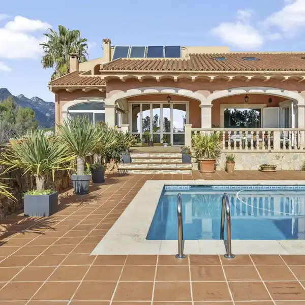 BEAUTIFUL HOME WITH POOL IN SA COMA