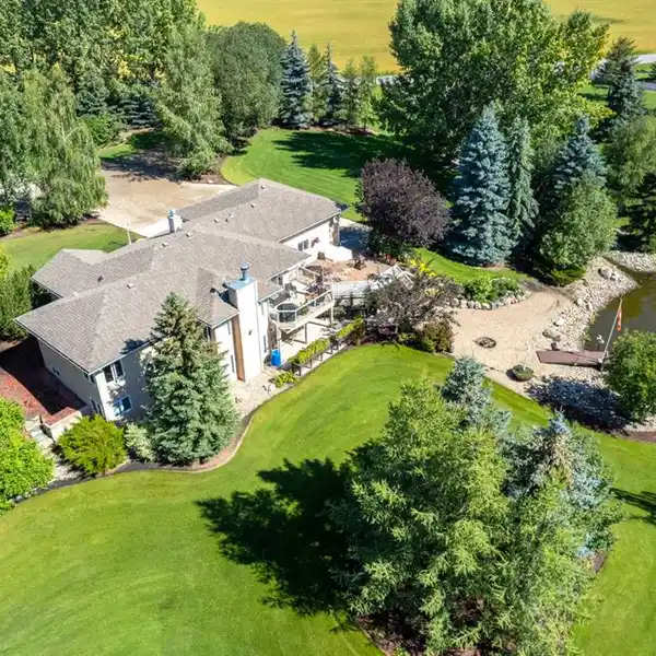 CUSTOM CRAFTSMANSHIP MEETS PEACEFUL OUTDOOR RETREAT