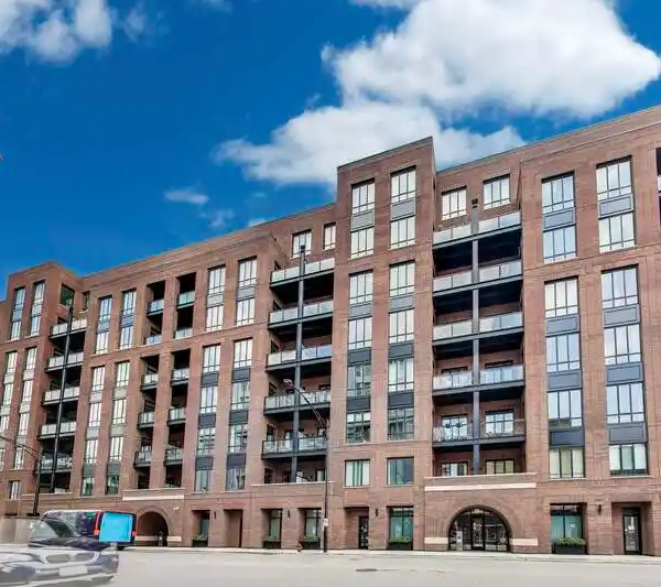 EXPANSIVE CORNER CONDO IN THE WEST LOOP