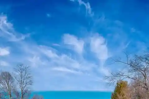 Dreamy Lakefront Showstopper