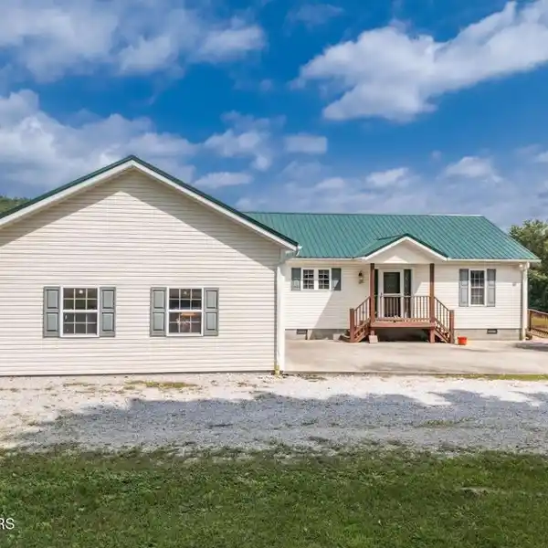 PRIVATE FARM OASIS WITH LAKE AND BARN