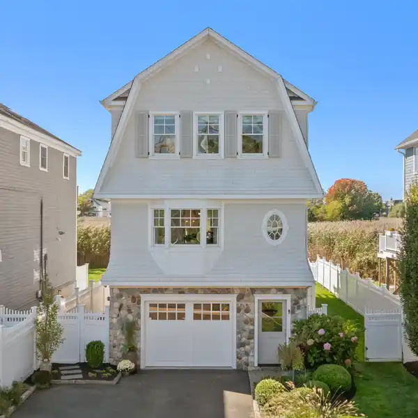 LUXURY LIVING WITH LAID-BACK ELEGANCE