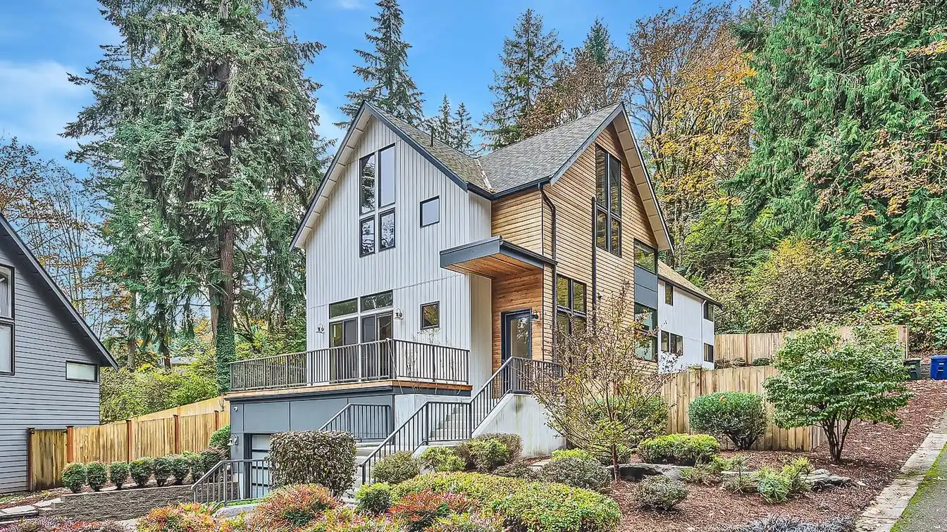 True Northwest Contemporary Indoor-outdoor Living