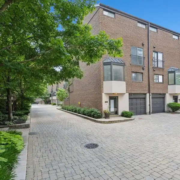 END-UNIT TOWNHOME IN THE HEART OF DESIRABLE SUTTON PLACE