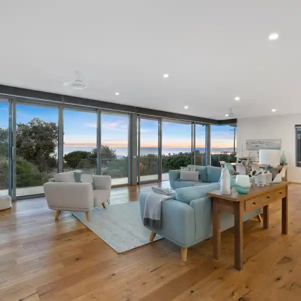 BEACHFRONT CONTEMPORARY ENTERTAINER