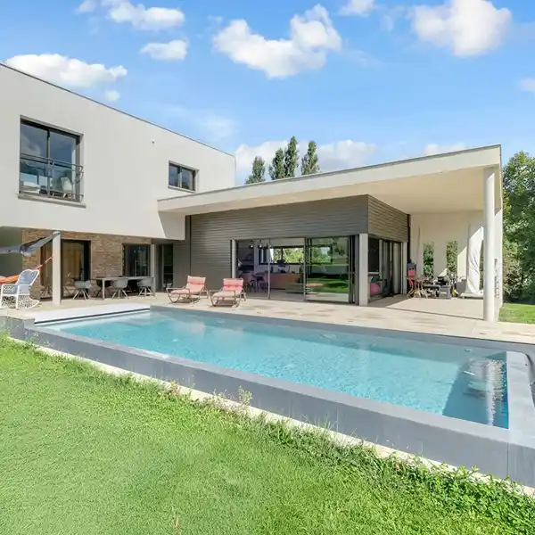 CONTEMPORARY GOLFSIDE RETREAT WITH PRIVATE POOL
