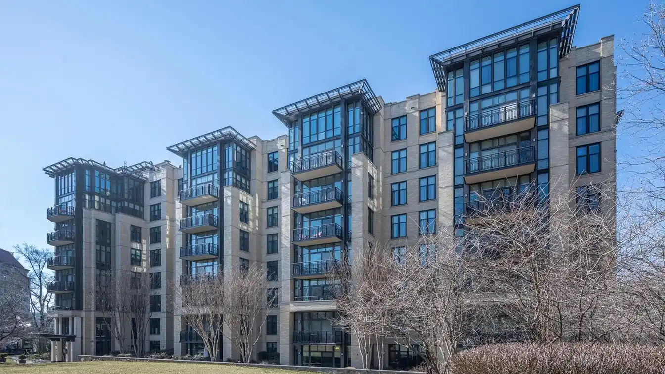 Luxury Condo in Sought-after Chase Point