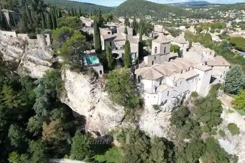 Panoramic-view Estate in Medieval Vaison-la-romaine