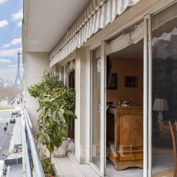SPACIOUS LIVING WITH STUNNING EIFFEL TOWER BALCONY
