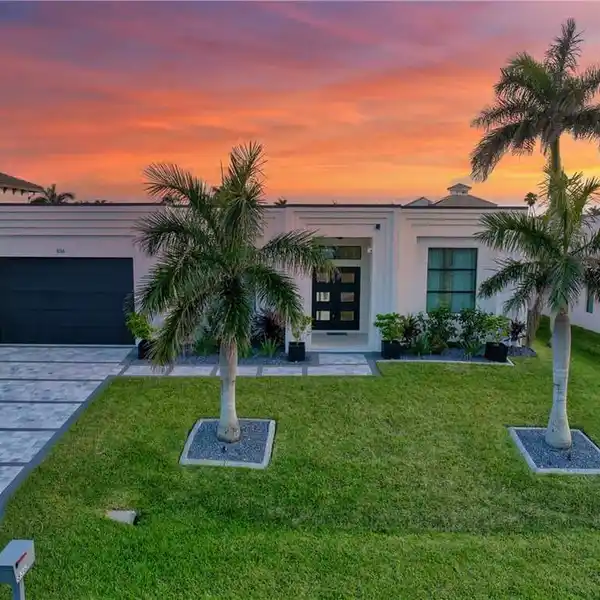 RELAXED COASTAL ELEGANCE WITH MODERN DESIGN