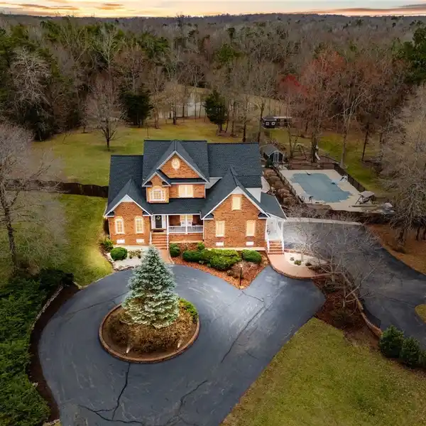 EXPANSIVE LUXURY ESTATE ON 15+ PICTURESQUE ACRES