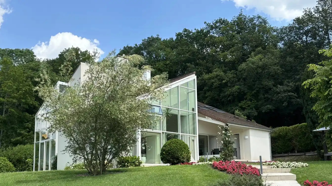 Bright and Tastefully Decorated Property in a Peaceful Leafy Environment