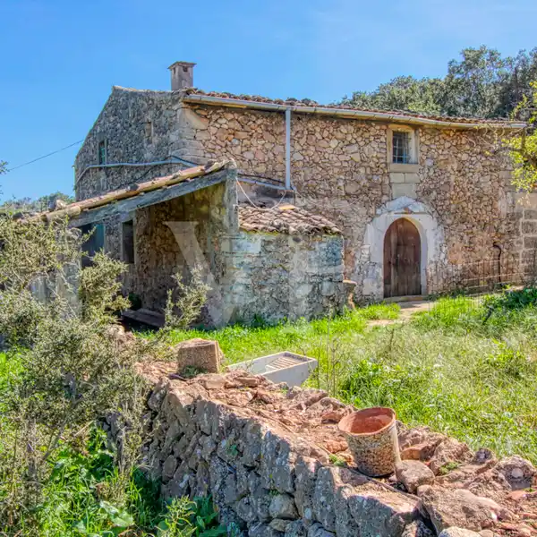 RUSTIC PROPERTY AWAITING VISION