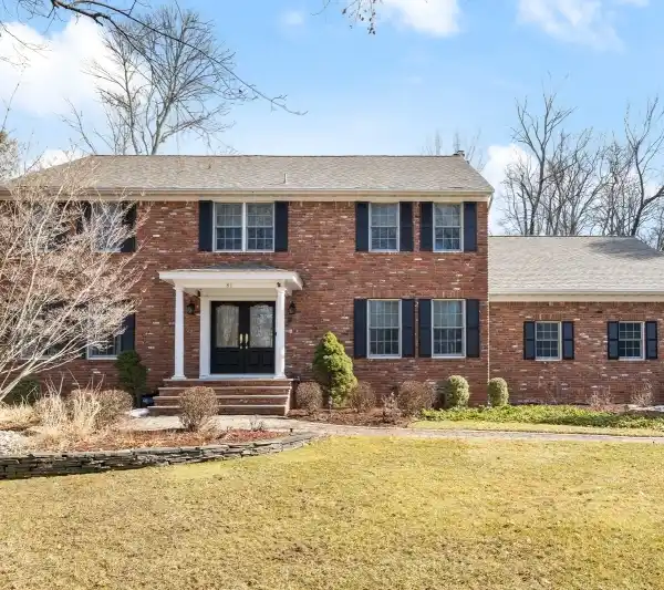 COLONIAL HOME IN SOUGHT-AFTER SKYLINE RIDGE