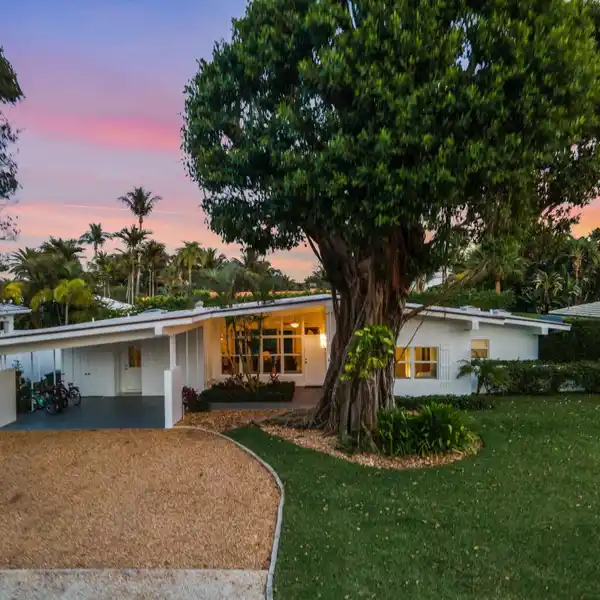 JUPITER INLET COLONY COASTAL RETREAT – STEPS TO PRIVATE BEACH