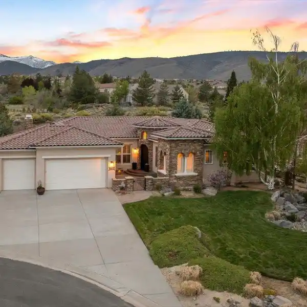 WONDERFUL SINGLE STORY HOME IN ARROWCREEK