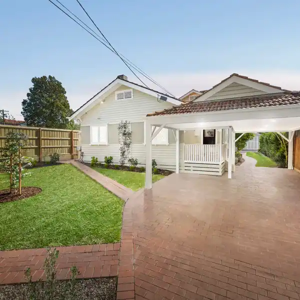 CAPTIVATING HOME IN A GORGEOUS SETTING