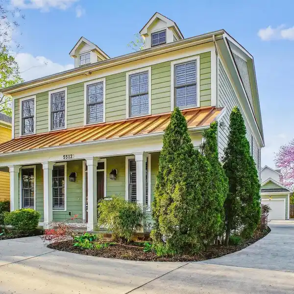 ELEGANT COLONIAL WITH SUNLIT GOURMET KITCHEN