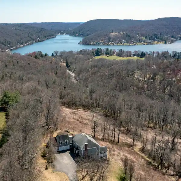 16-ACRE ESTATE WITH STUNNING VIEWS
