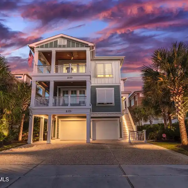 TOP FLOOR PENTHOUSE IN AN OCEANFRONT CONDOMINIUM