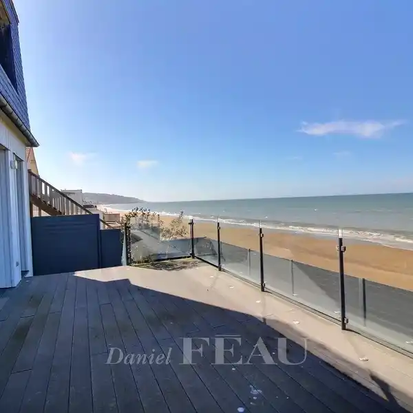 CONTEMPORARY SEAFRONT VILLA