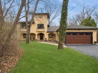 Tuscan Style Home in Convenient Location