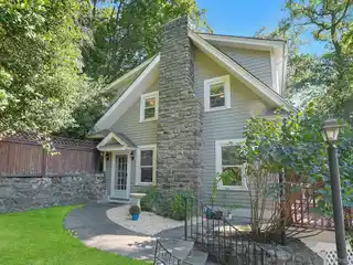 Beautifully Renovated Carriage House in Captain Merritt's Hill