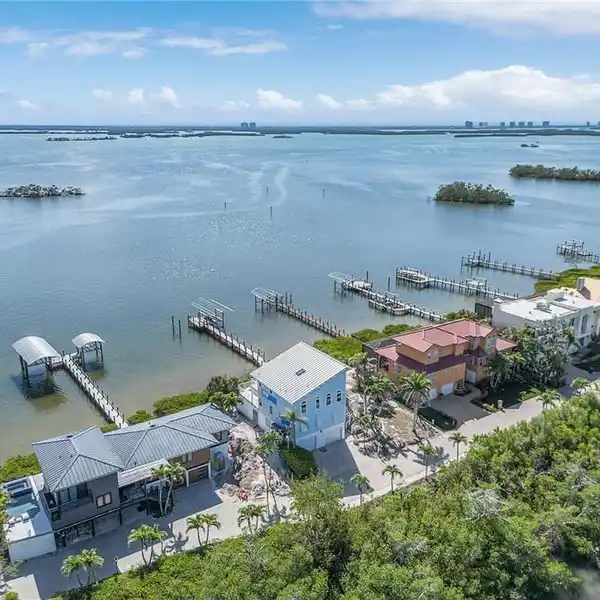 DIRECT BAY FRONT LOCATION WITH ENDLESS POSSIBILITIES