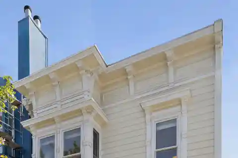 Lovingly Updated Top-floor Victorian Flat