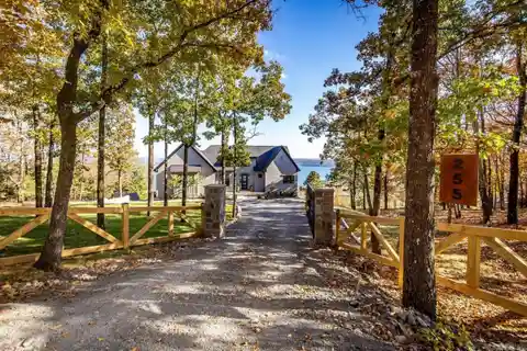 Lakeview Masterpiece in the Beautiful Diamond Bluff
