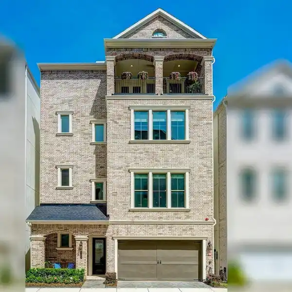 RESORT-STYLE HOME INSIDE THE LOOP