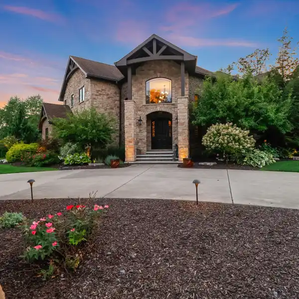 EXTRAORDINARY CUSTOM HOME WITH HIGH-END FUNCTIONALITY