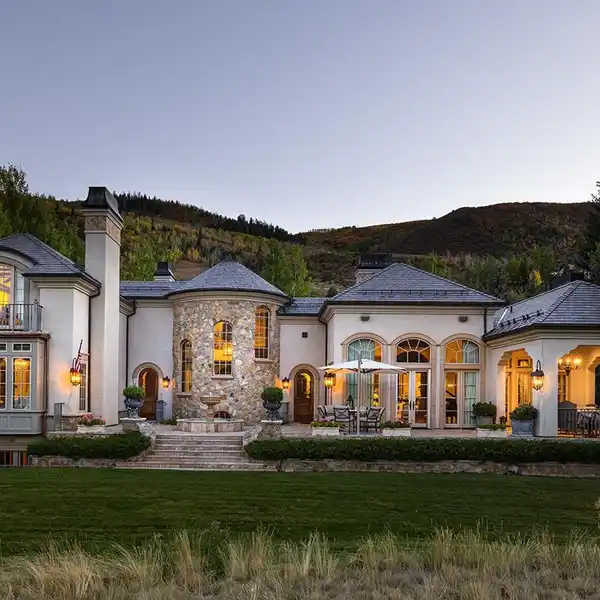 THE PINNACLE OF MOUNTAIN LIVING