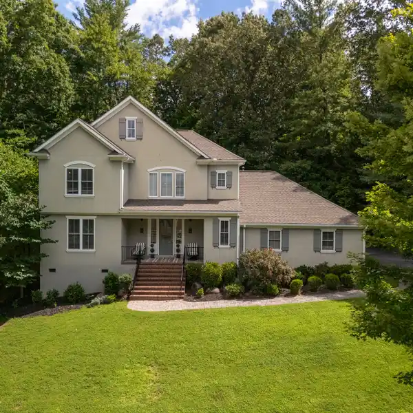 UPSCALE LIVING AT BILTMORE LAKE