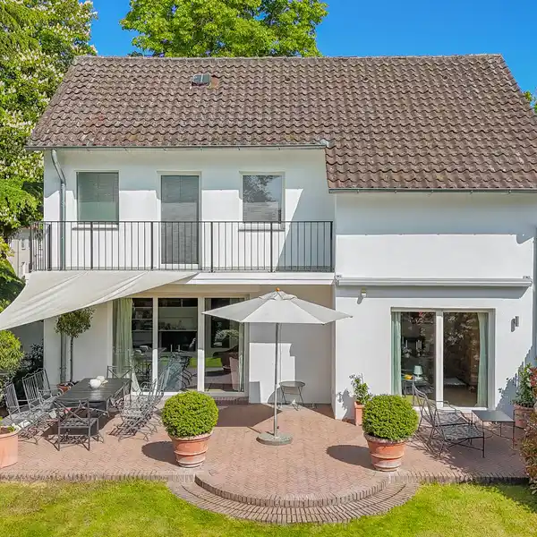 STYLISH HOME ON A SPACIOUS PLOT
