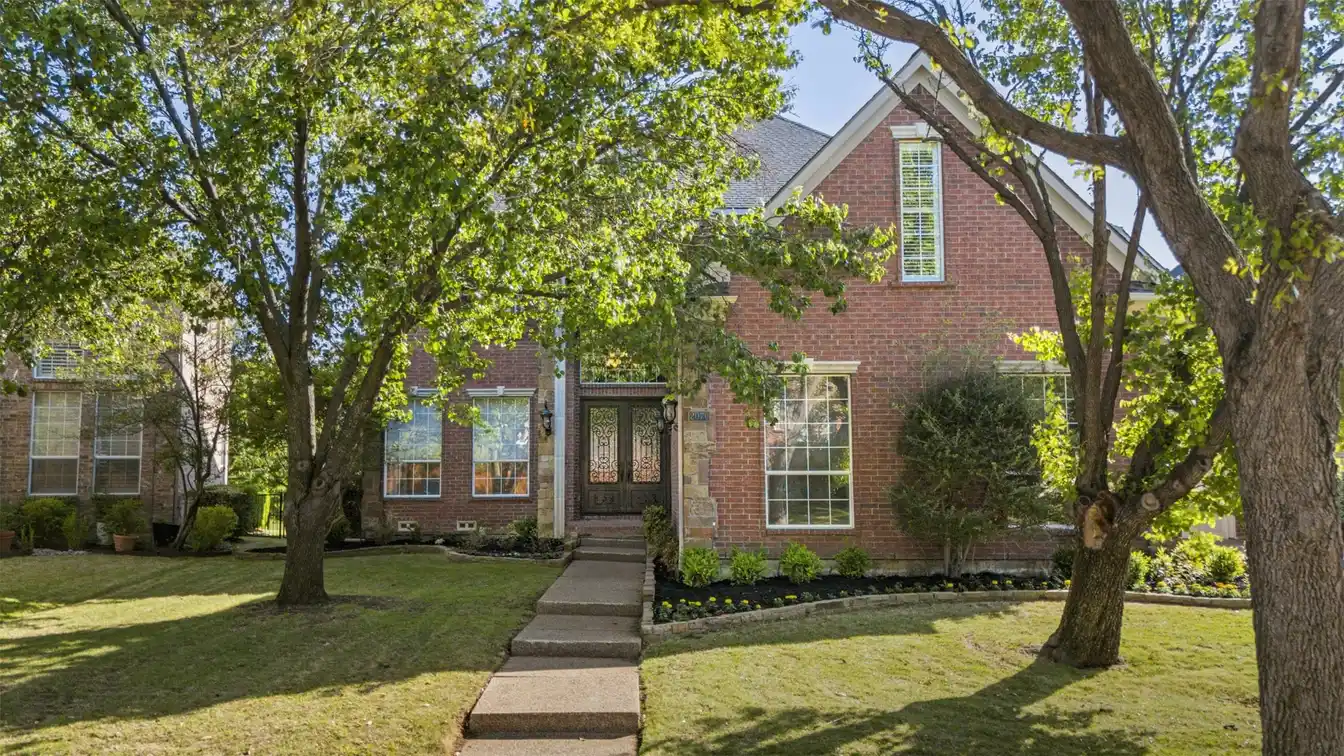 Bright and Open Home in Hackberry Creek