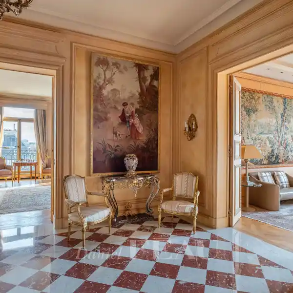 EXCEPTIONAL APARTMENT IN AN ELEGANT PERIOD BUILDING