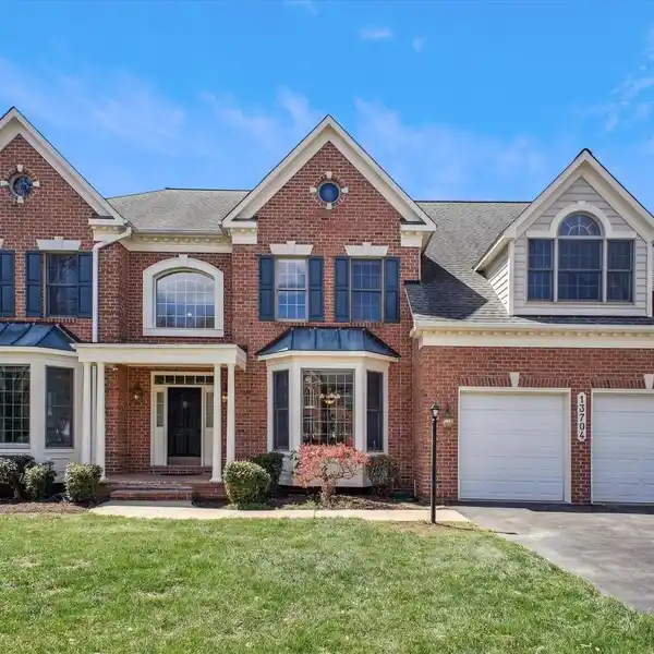 GRAND COLONIAL ON PRIVATE CUL-DE-SAC